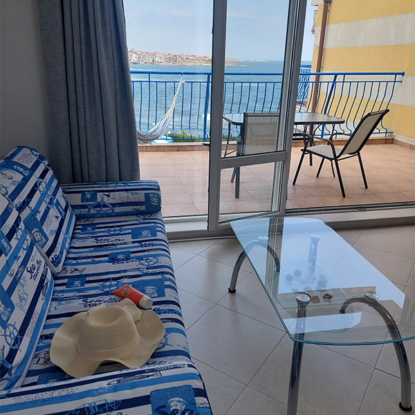 Хол и кухня