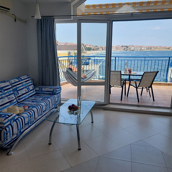 Хол и кухня