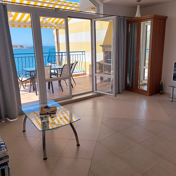 Хол и кухня